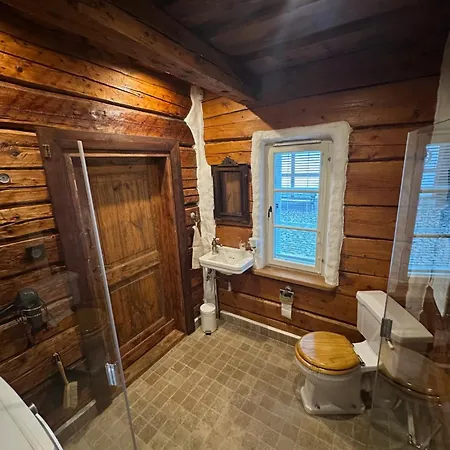 Reinhold Apartment *