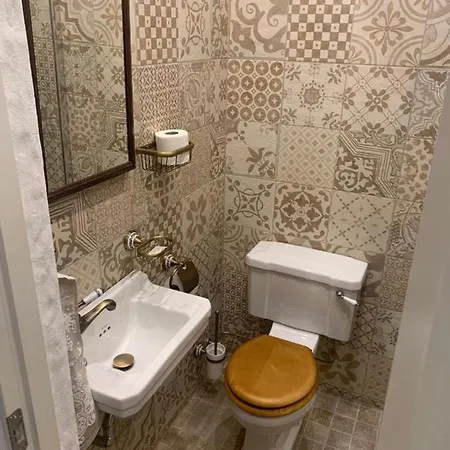 Reinhold Apartment *